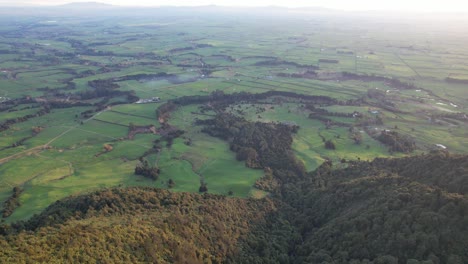 vista aérea de las llanuras de waikato cerca de las cataratas de wairere en la cumbre de la pista en la isla norte de nueva zelanda