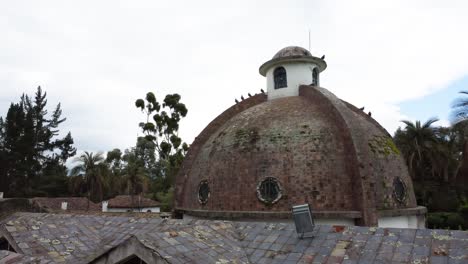 Vista-Panorámica-De-La-Cúpula-De-La-Iglesia-Del-Barrio-Güitig-En-Medio-De-La-Naturaleza