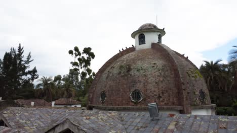 vista panorámica de la cúpula de la iglesia del barrio güitig en medio de la naturaleza