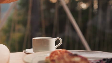 frühstück in einer landschaftlich reizvollen umgebung