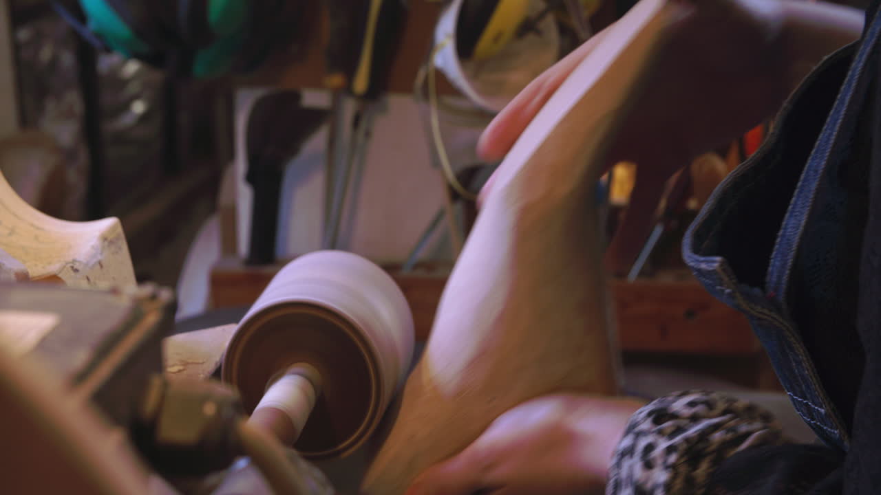 zapatero a medida suavizando madera última para el zapato en la lijadora