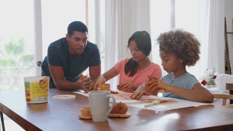 Papá-Milenario-Viendo-A-Su-Hija-Y-Su-Novia-Jugar-Con-Plastilina