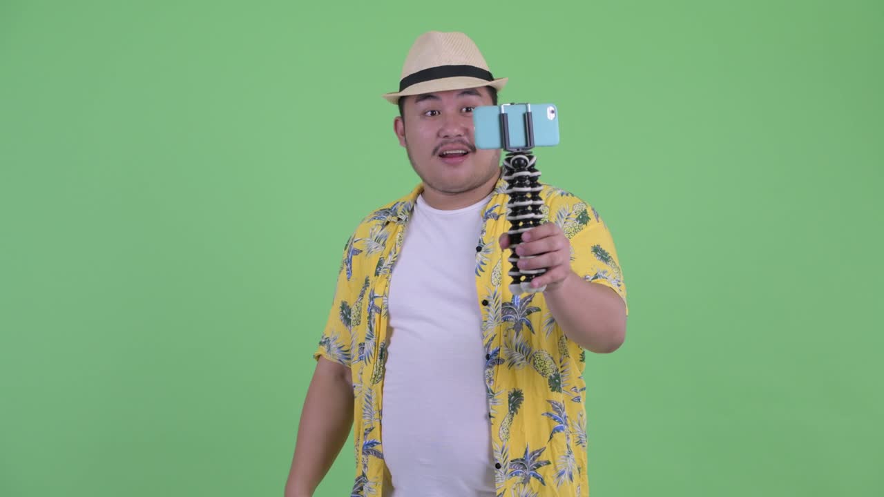 고 잘생긴 젊은 아시아 관광객