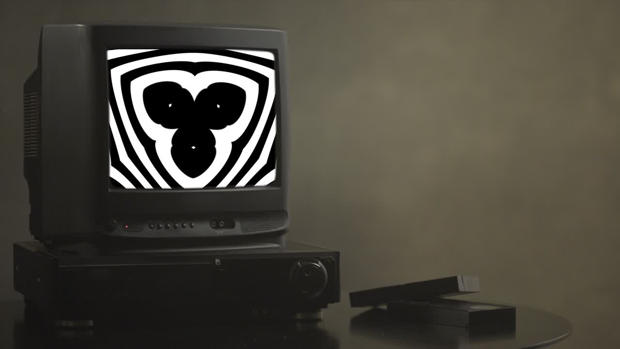 tv는 추상적인 그림을 보여줍니다. tv는 모니터에 좀비 비디오를 보여줍니다, tv는 의식을 최면화하는 비디오를 보여니다.