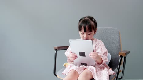 Niño-Viendo-Una-Tableta-Digital-Para-La-Educación-En-Casa-Y-Mirando-Una-Cámara-Alegre