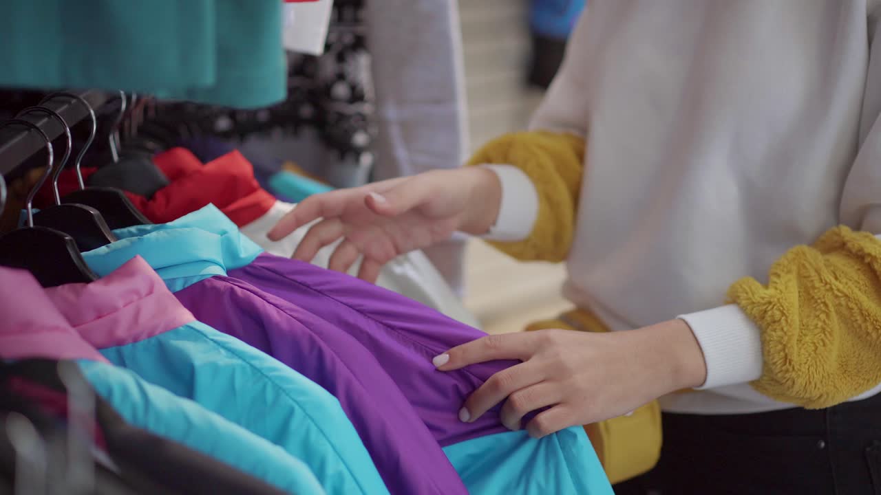 mujer comprando ropa en una tienda minorista