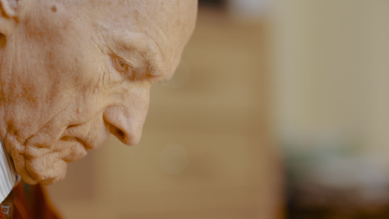 사무실 10의 테이블에서 종이에 쓰는 고위 사업가