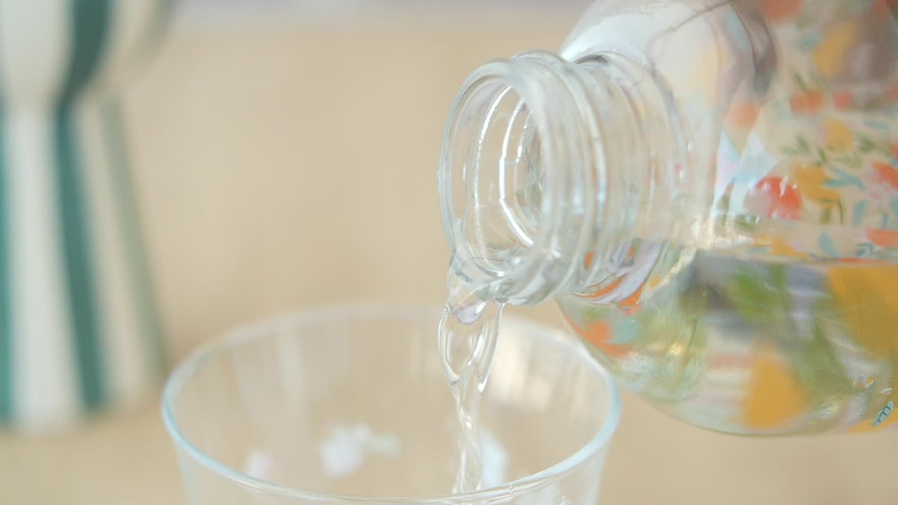 유리잔 에 물 을 부어 넣는 것