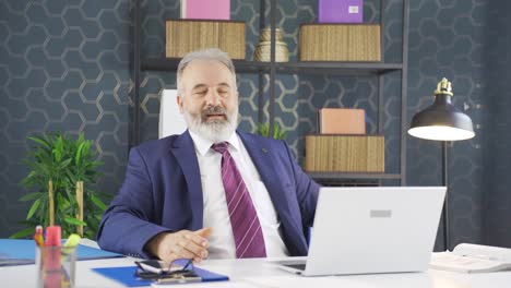 hombre de negocios terminando su trabajo y relajándose.