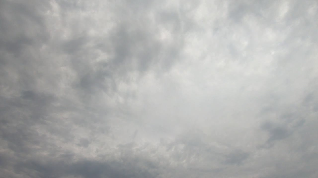 nubes de niebla que se mueven rápidamente en tiempo real