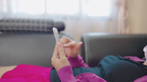 집에서 온라인 쇼핑을 위해 스마트폰을 들고 소파에 앉아 있는 클로즈업 여성