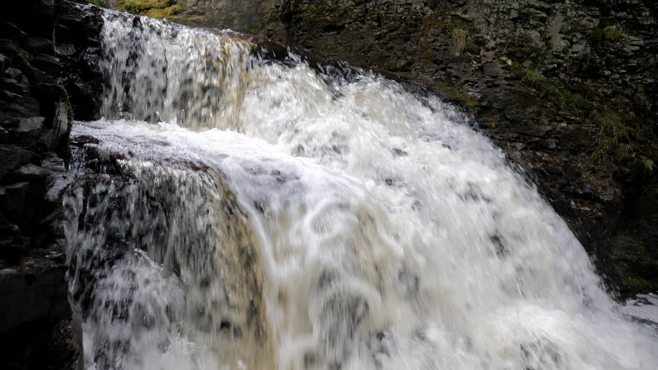 movimiento de cámara de cascada en cámara lenta de cerca