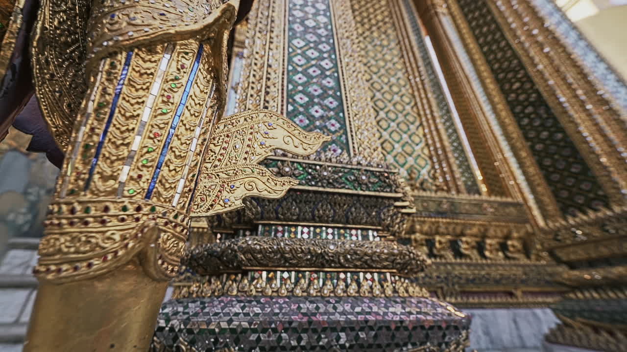 사원의 기둥은 모자이크로 상감되어 있고 페디먼트는 18세기에 설치된 대리석으로 만들어졌습니다.