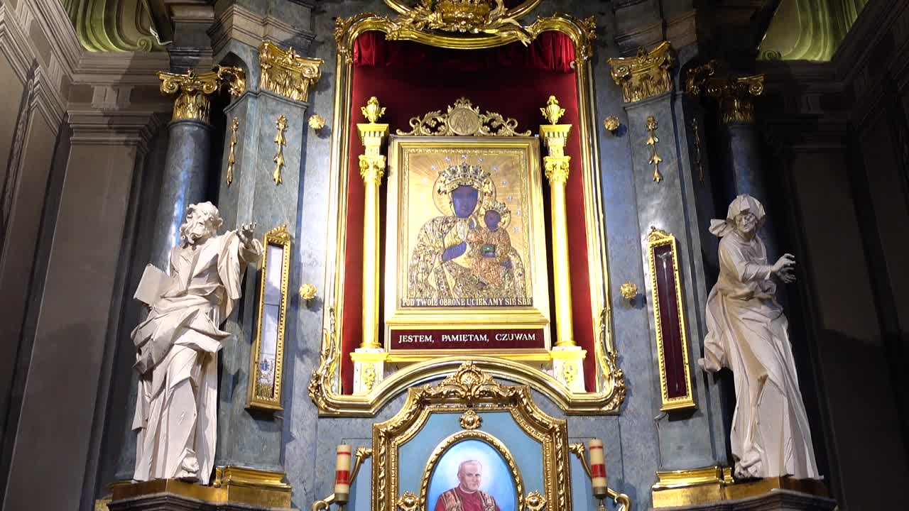 Záběr katolické katedrály. Lvov, Ukrajina.