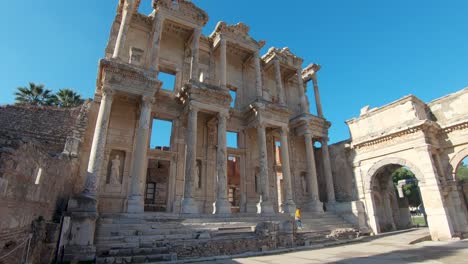 Toma-Panorámica-Izquierda-De-La-Biblioteca-De-Celso-En-éfeso,-La-Antigua-Ciudad-Griega-En-Selcuk,-Provincia-De-Izmir,-Turquía