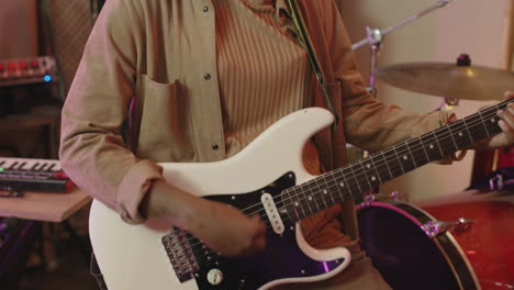 Niña-Tocando-La-Guitarra-Durante-Un-Ensayo-En-El-Estudio-De-Grabación