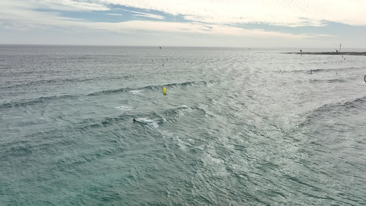 케이프 타운 근처의 안개 낀 절벽에서 카이트 서핑을 하는 사람들