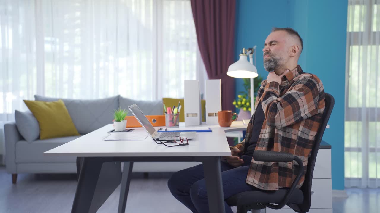 목이 아프는 성인 남성