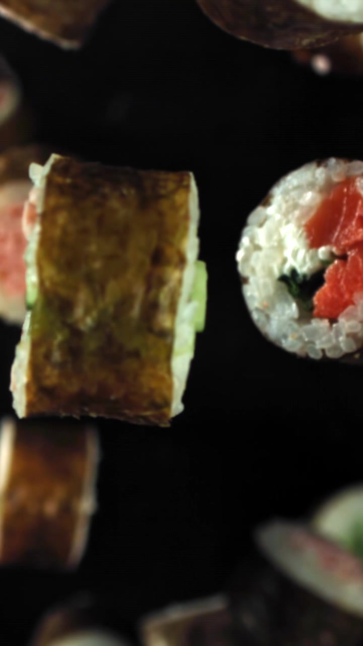Sushi roll giapponesi assortiti che cadono al rallentatore