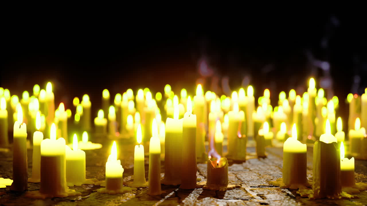 La luce tremolante delle candele illumina uno spazio buio con toni caldi