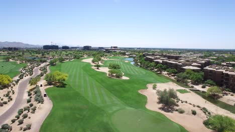 Subida-Aérea-Lenta-Desde-El-Green-Vacío-Marcado-Con-Una-Bandera-Blanca-Que-Se-Desplaza-Hacia-Una-Vista-Amplia-De-La-Calle-Scottsdale,-Arizona