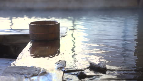 Japanischer-Duschraum-Im-Traditionellen-Stil-Namens-Onsen-In-Gifu,-Japan---Statische-Aufnahme