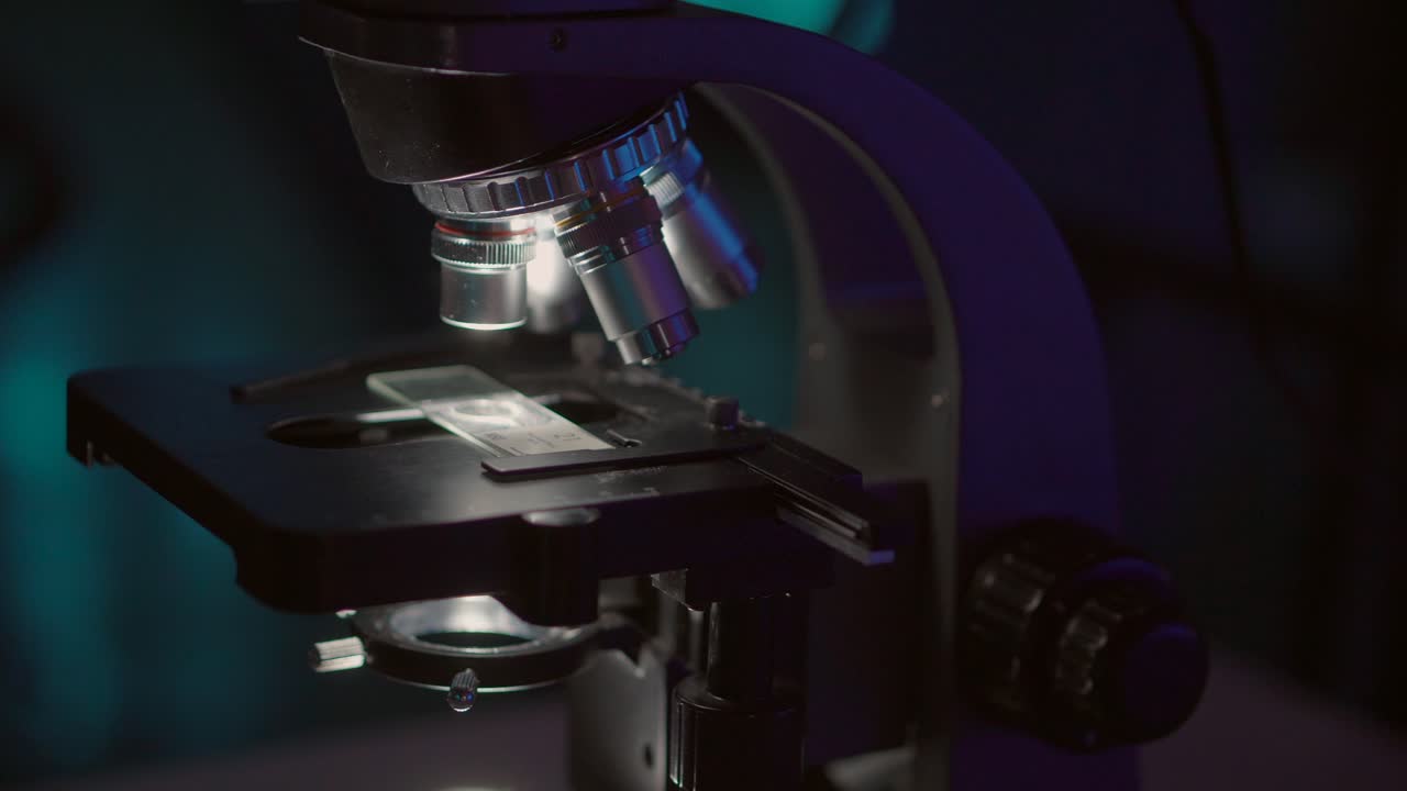 primer plano de un microscopio