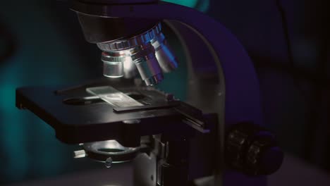 primer plano de un microscopio