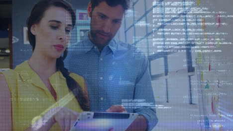 animación de código de programación sobre personas de negocios que usan tableta en la oficina