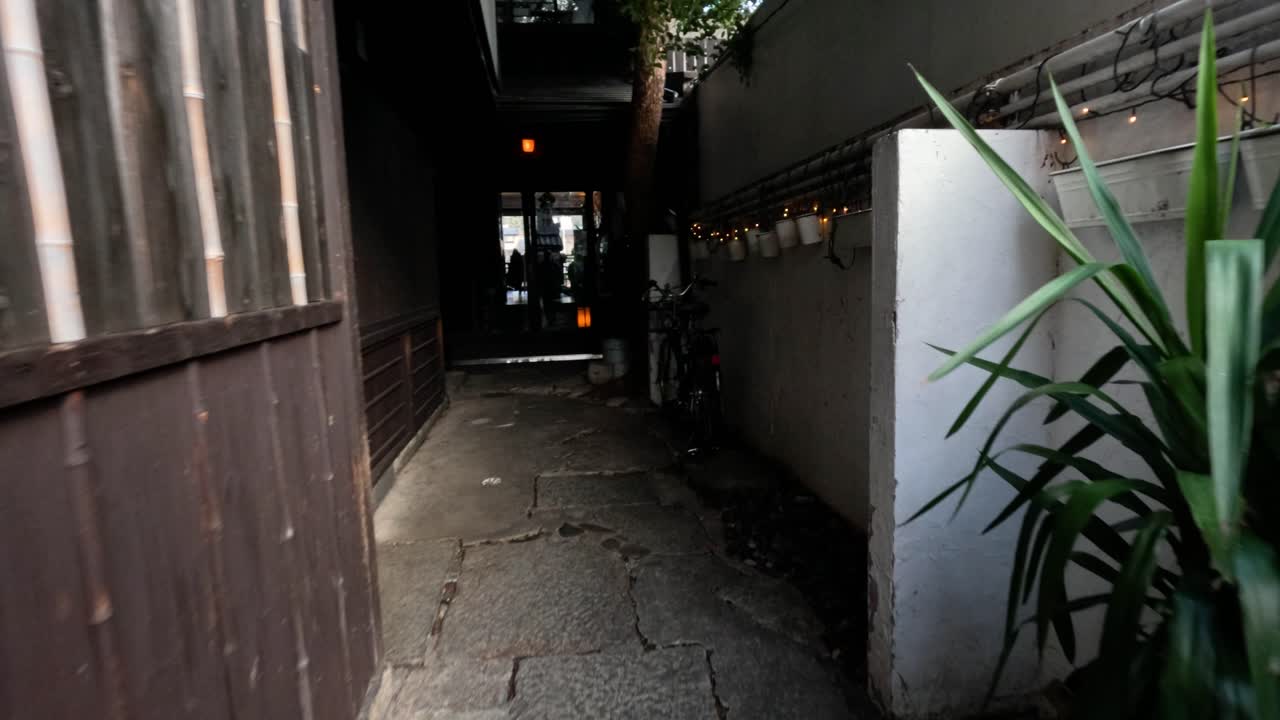 교토 의 은 골목 을 걸어다니는 것