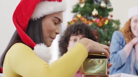 Feliz-Grupo-De-Amigos-Diversos-Abriendo-Regalos-De-Navidad.