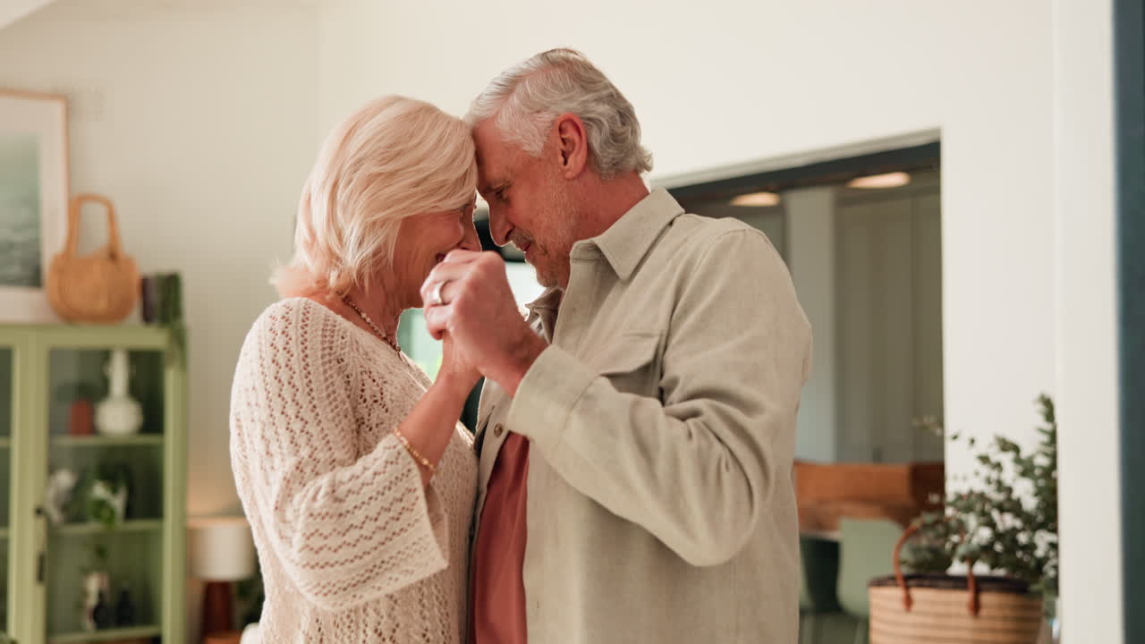 Coppia di anziani felice che balla lentamente in modo romantico a casa