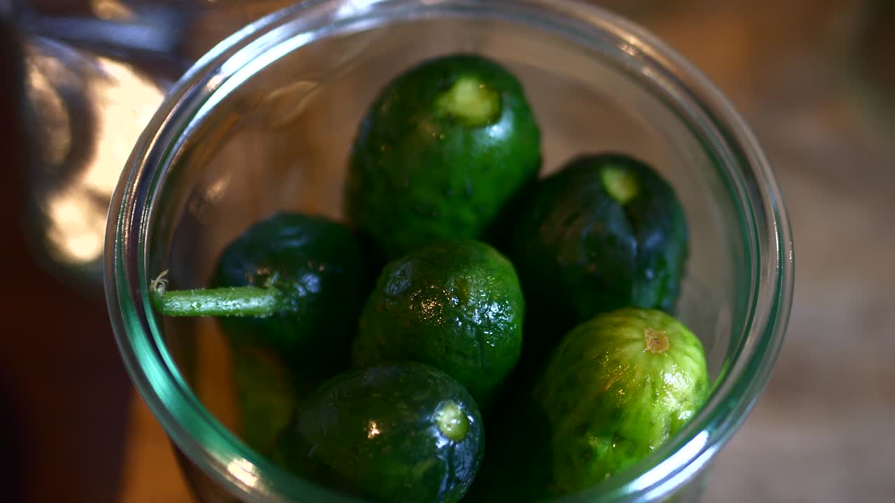 los pepinos se colocan en un vaso y se llenan con caldo