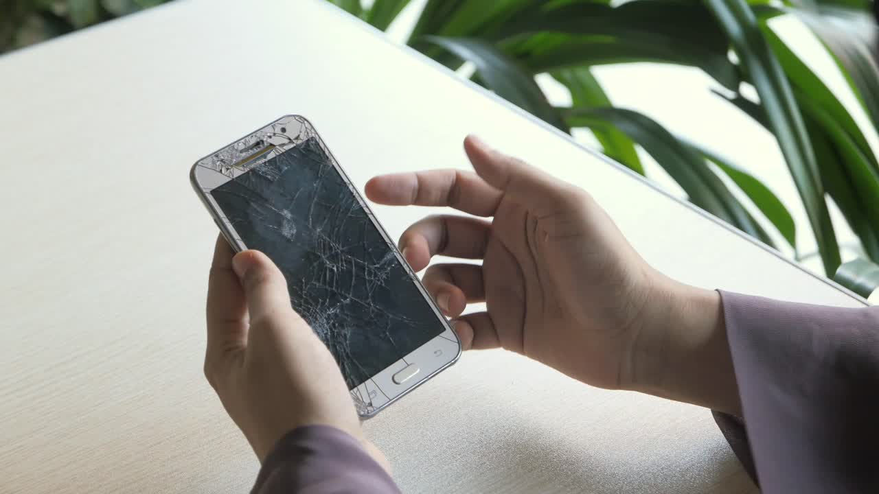 부러진 전화 화면 수리