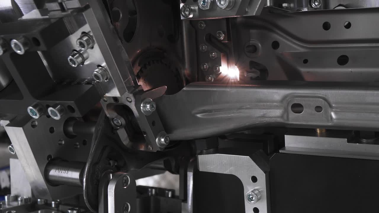 proceso de soldadura láser en máquina industrial, 29,97fps, 4k