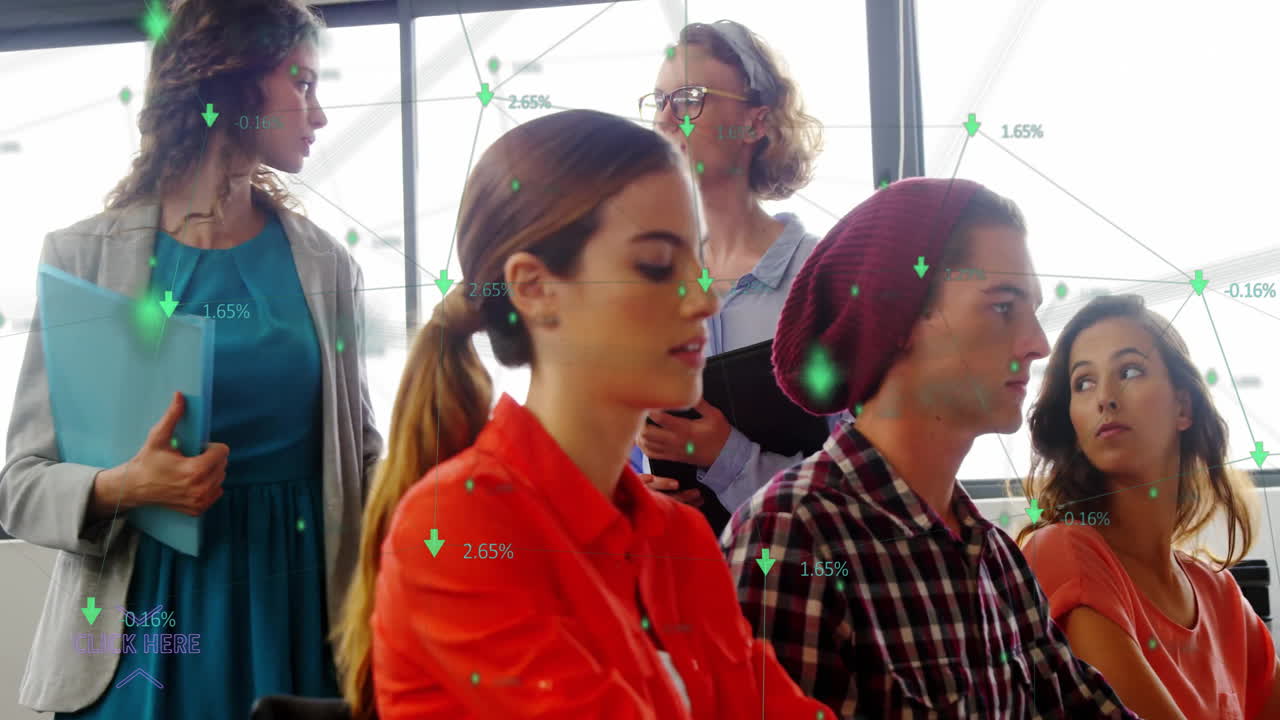 animación de procesamiento de datos de negocios sobre diversas personas que trabajan en la oficina