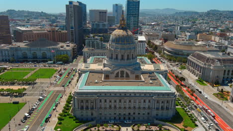 Orbiting-Shot-Around-City-Hall-Of-San-Francisco-On-Sunny-Day-In-San-Francisco,-California,-USA