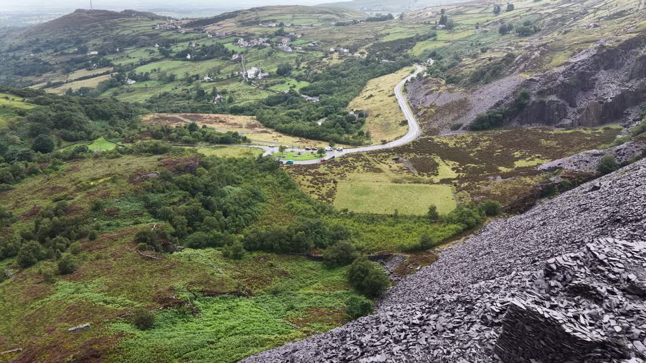 Droneopptak av South Stack fyr på den barske walisiske kysten, dramatiske klipper og atlanterhavsbølger, et filmatisk sjølandskap ideelt for reise, natur, kystturisme og dokumentarer.