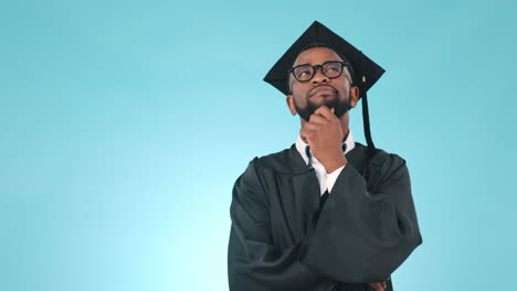 pensando, señalando y perfecto con un hombre negro