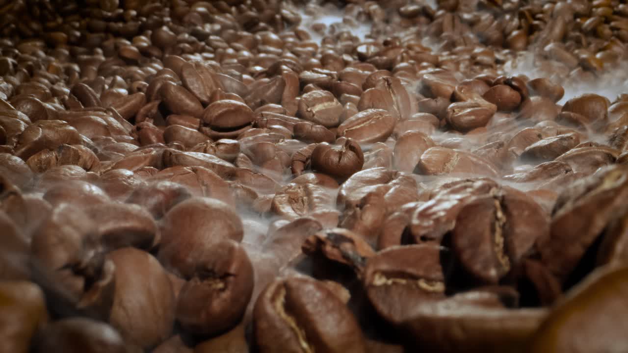 커피 씨 ⁇ 의 가까운. 향기로운 커피  ⁇ 은 구워진 연기가 커피  ⁇ 에서 나온다.