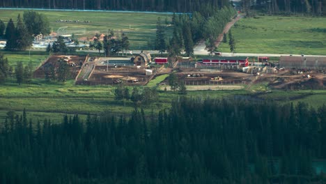 ciudad de banff con rancho de caballos