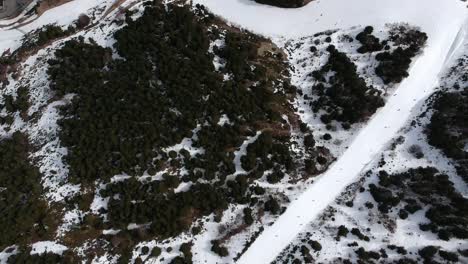 Vistas-Aéreas-De-Estaciones-De-Esquí,-Diferentes-Paisajes-Y-Espectadores-En-Andorra-Durante-Los-Tiempos-De-Covid