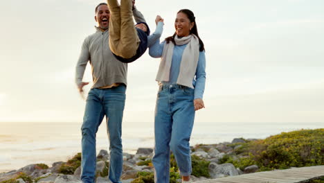 cogidos de la mano, felices y viajando con la familia