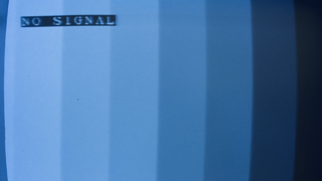 TV retrô, televisão vintage. Em um cenário nostálgico, uma TV retrô exibe granulação na tela, dispositivo para noite de Halloween assustadora, bom para chroma key e tela verde. Filmagem 4K de alta qualidade