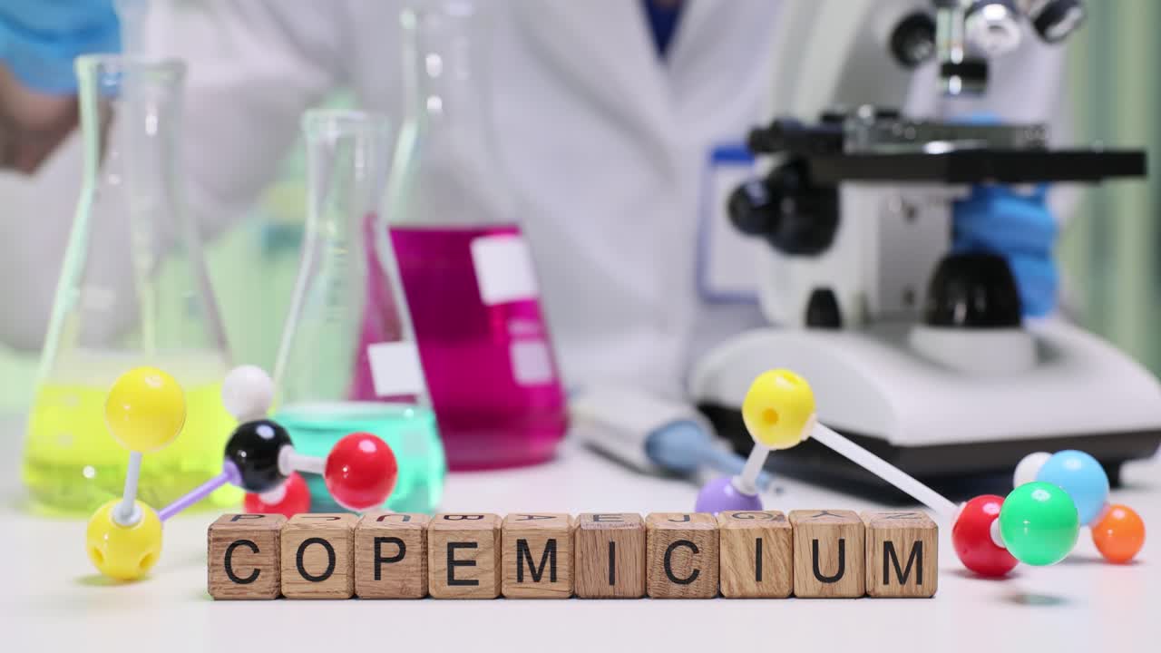 Khối gỗ xếp chữ "copernicium" khi nhà khoa học thử nghiệm nguyên tố.