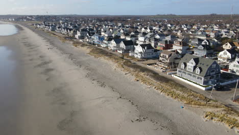 Imágenes-Aéreas-Que-Muestran-Casas-Que-Bordean-La-Playa-De-Nantasket-En-Hull,-Ma,-Estados-Unidos