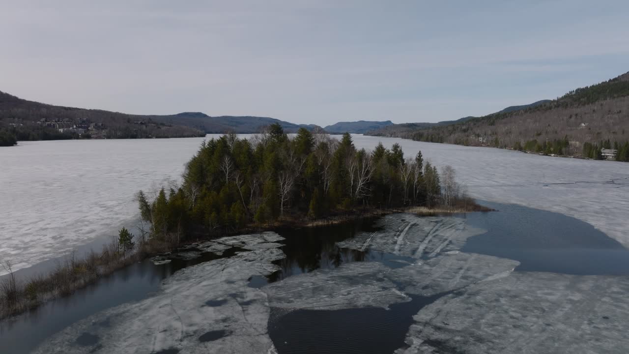 Paesaggio acquatico ghiacciato e vasta campagna a Mont-Tremblant, Quebec, Canada.