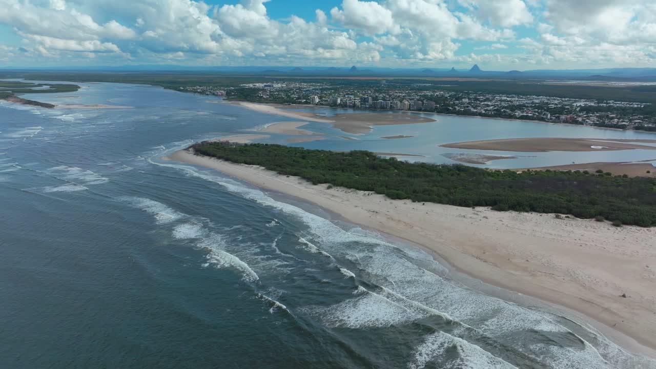 arena marea casa de vidrio montañas isla soborno reyes playa sol costa avión no tripulado aéreo nublado sol verano otoño invierno australia australia aussie hermosa queensland caloundra hacia atrás pan up movimiento