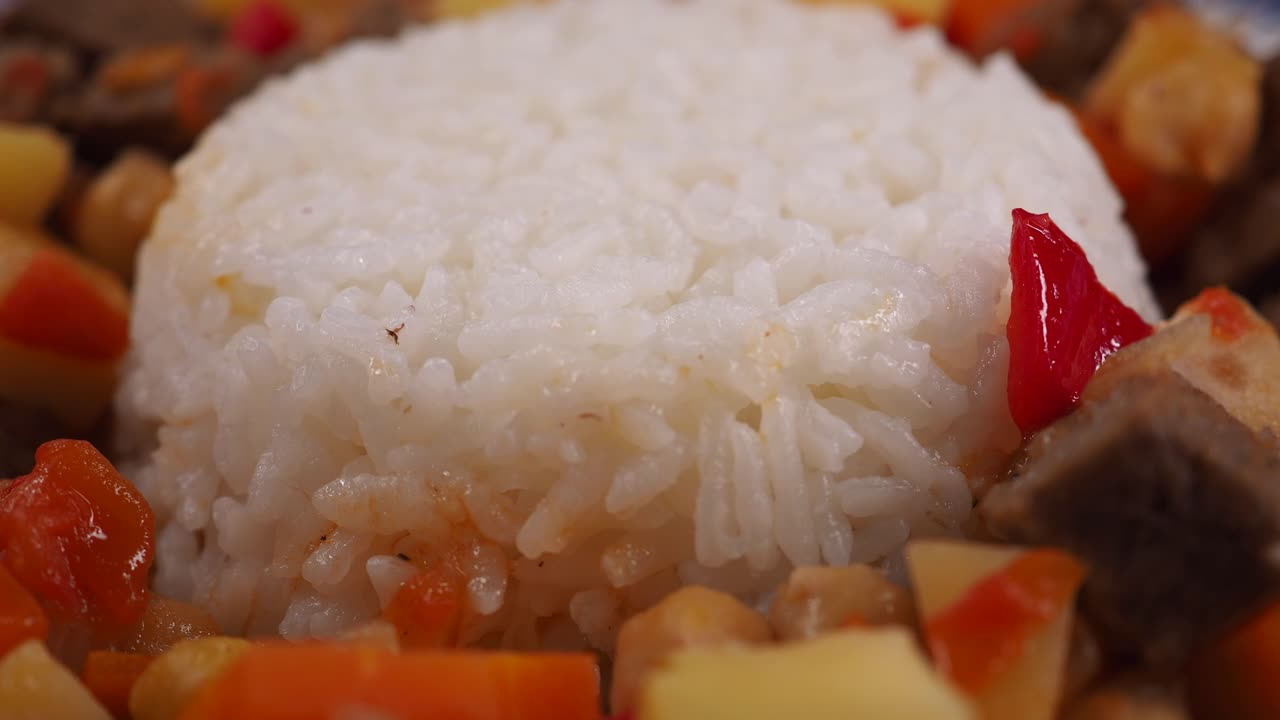 Close-up de Delicioso Ensopado de Arroz e Carne com Legumes