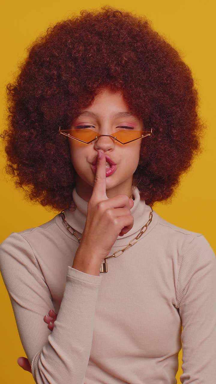 Ragazza preadolescente preme il dito sulle labbra fa silenzio segno di silenzio non dice pettegolezzi segreto silenzio
